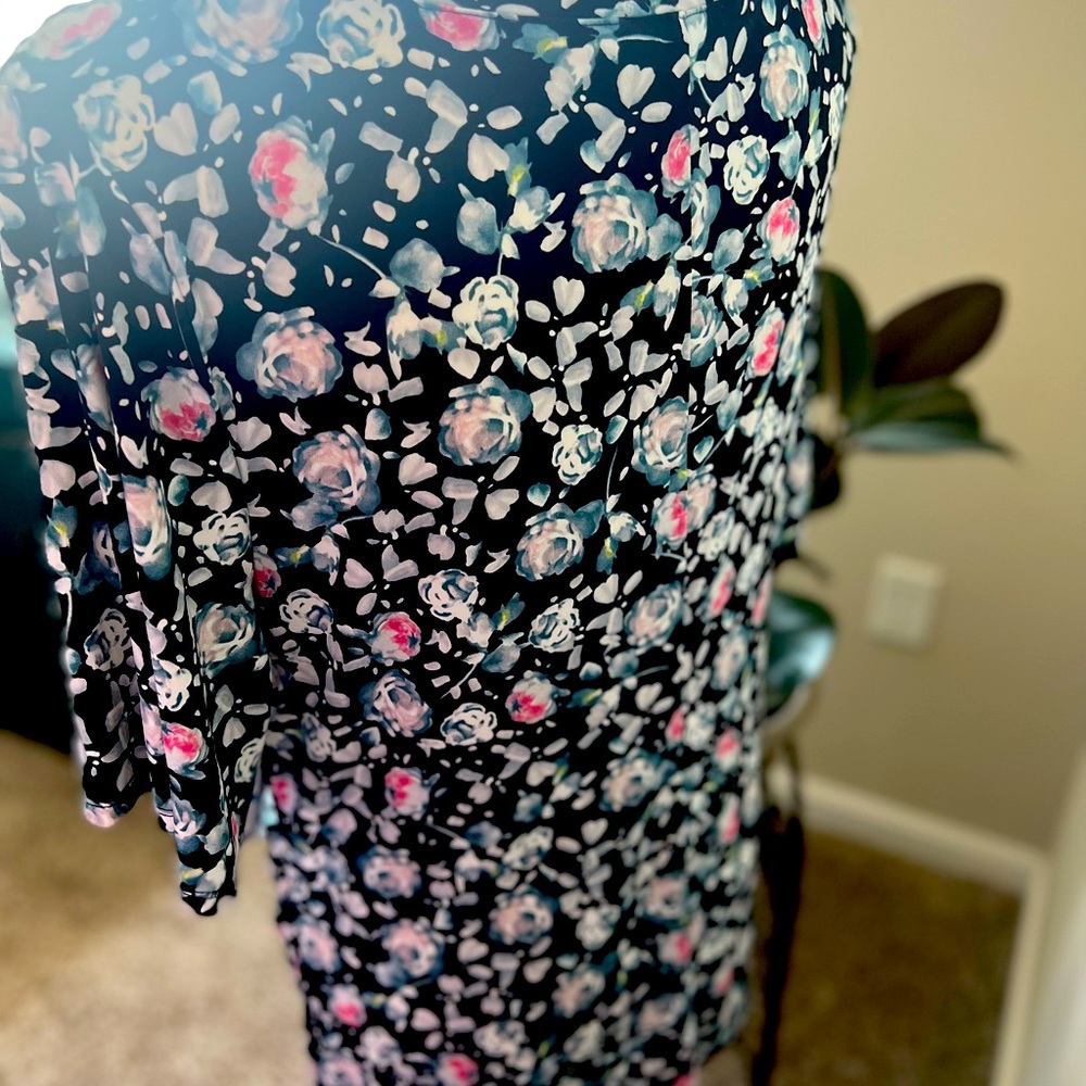 Chaus Black Floral Short Sleeved Blouse - Picture 4 of 6